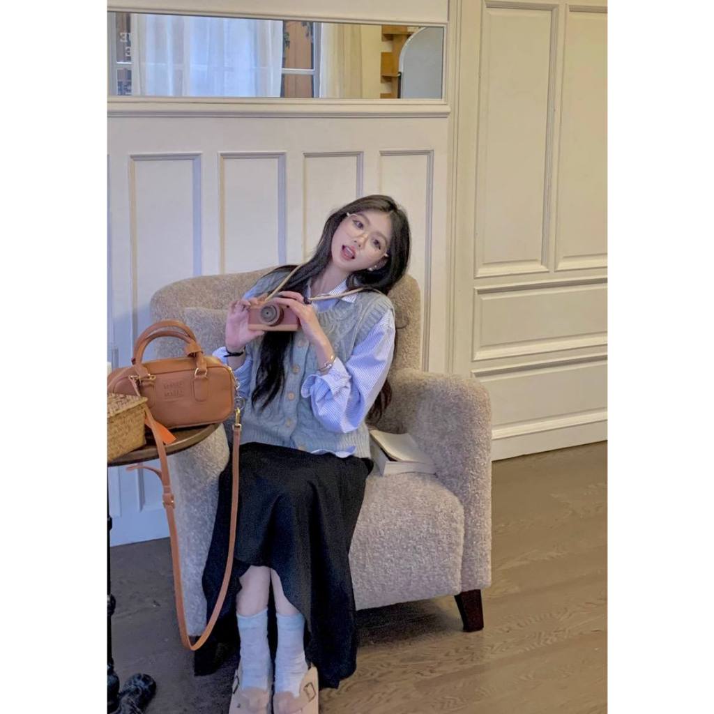 Set Đồ Nữ Áo Len Nữ Kiểu Áo Gile Len Màu Xám, Áo Sơ Mi Dài Tay Kẻ Sọc, Chân Váy Dài Qua Gối Set Đồ Nữ Đi Chơi SD689