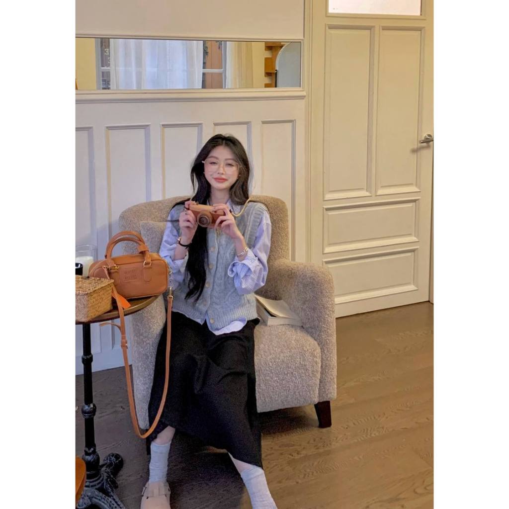 Set Đồ Nữ Áo Len Nữ Kiểu Áo Gile Len Màu Xám, Áo Sơ Mi Dài Tay Kẻ Sọc, Chân Váy Dài Qua Gối Set Đồ Nữ Đi Chơi SD689