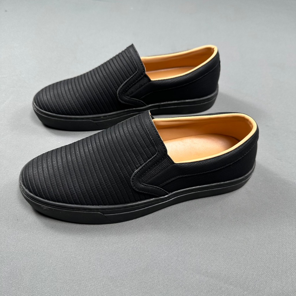 GN2 Giày Slip-on Cao Cấp Nam  /Giày Nam Thời Trang Màu Đen In Họa Tiết Kẻ Ngang Đế Cao Su Khâu Xung Quanh