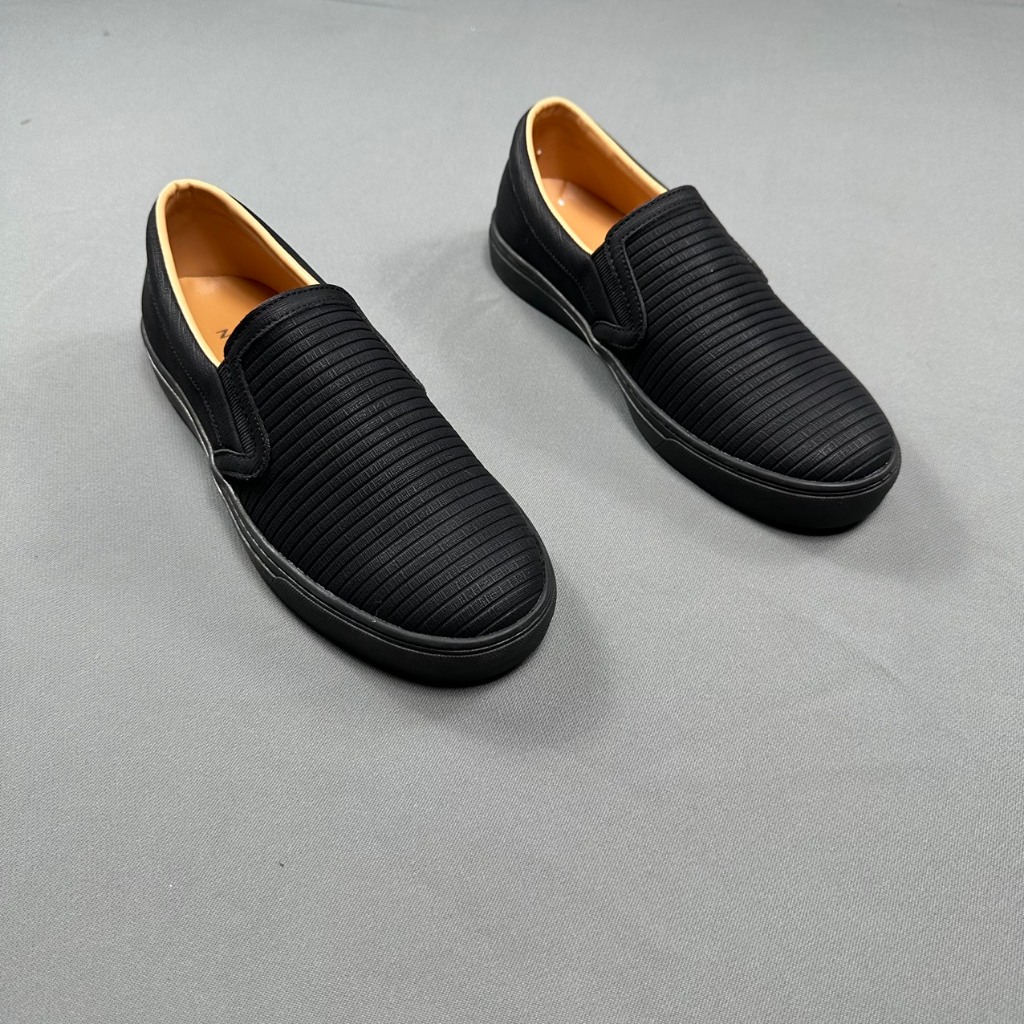 GN2 Giày Slip-on Cao Cấp Nam  /Giày Nam Thời Trang Màu Đen In Họa Tiết Kẻ Ngang Đế Cao Su Khâu Xung Quanh