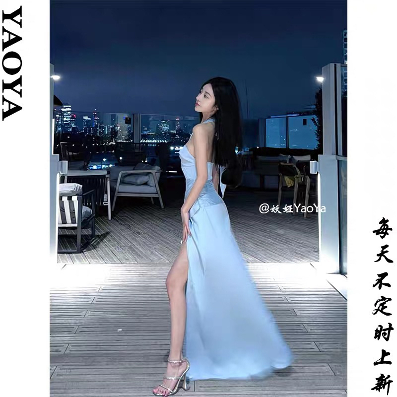 Váy dáng dài cổ yếm xẻ tà