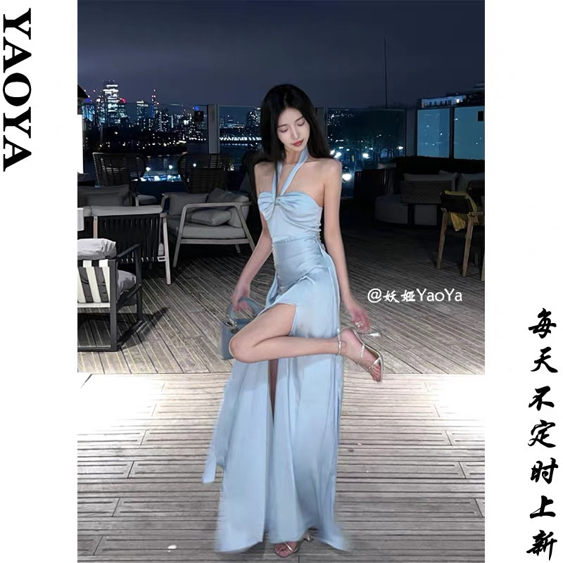 Váy dáng dài cổ yếm xẻ tà