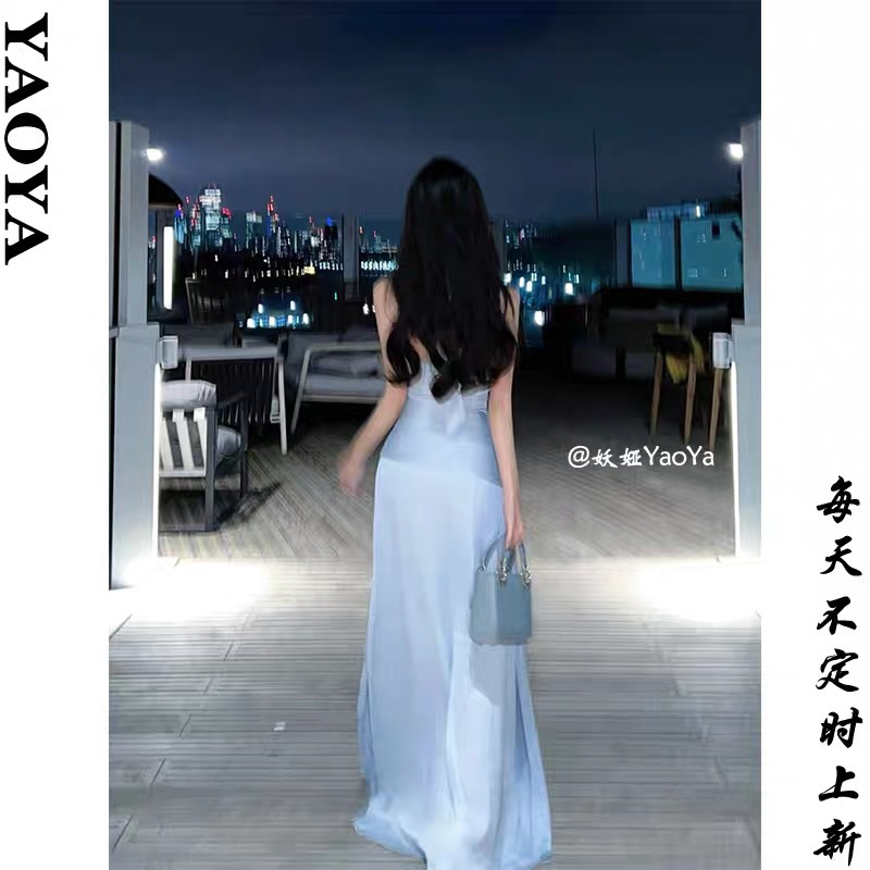 Váy dáng dài cổ yếm xẻ tà