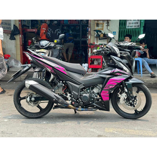 Tem xe winner v1 mẫu tem lửa màu hồng dán dàn áo màu đen