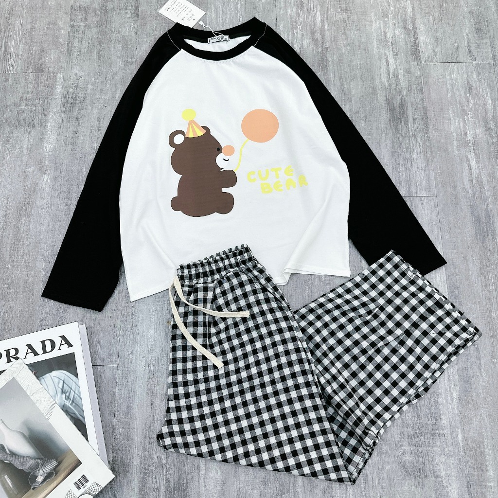 Bộ đồ dài tay, Áo chất cotton co dãn 4 chiều in hình chú Gấu cầm Bóng, Quần Chất đũi hàn kẻ ô dáng lửng siêu xinh KH01