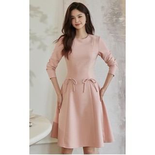 Đầm xoè cổ tròn tay dài màu hồng trơn tối giản