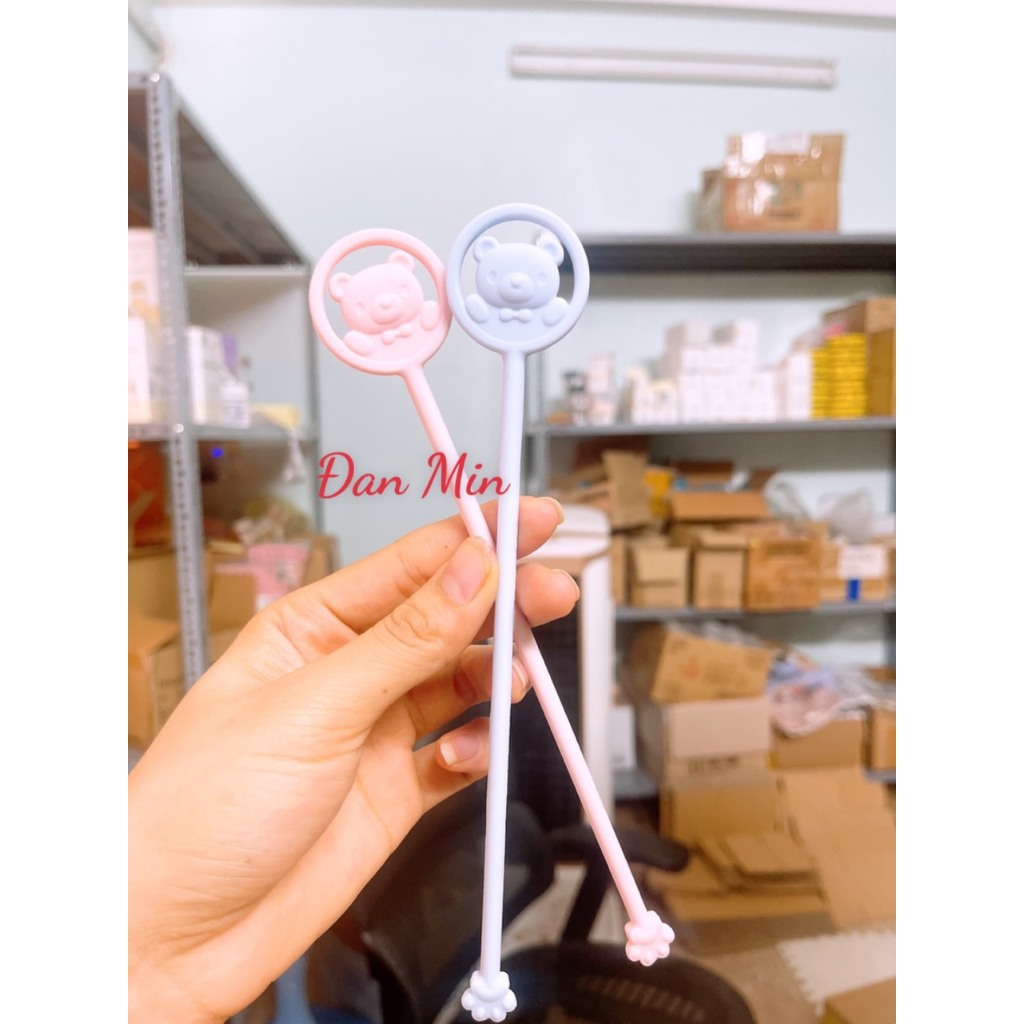 Thìa khuấy pha sữa bằng Silicon, thìa pha sữa hình gấu silicon màu xanh hồng