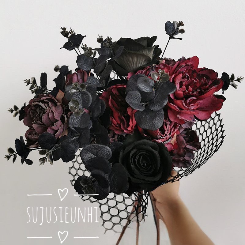 1 cành hoa mẫu đơn, hoa hồng giả màu đen bằng vải trang trí, chụp ảnh phong cách gothic