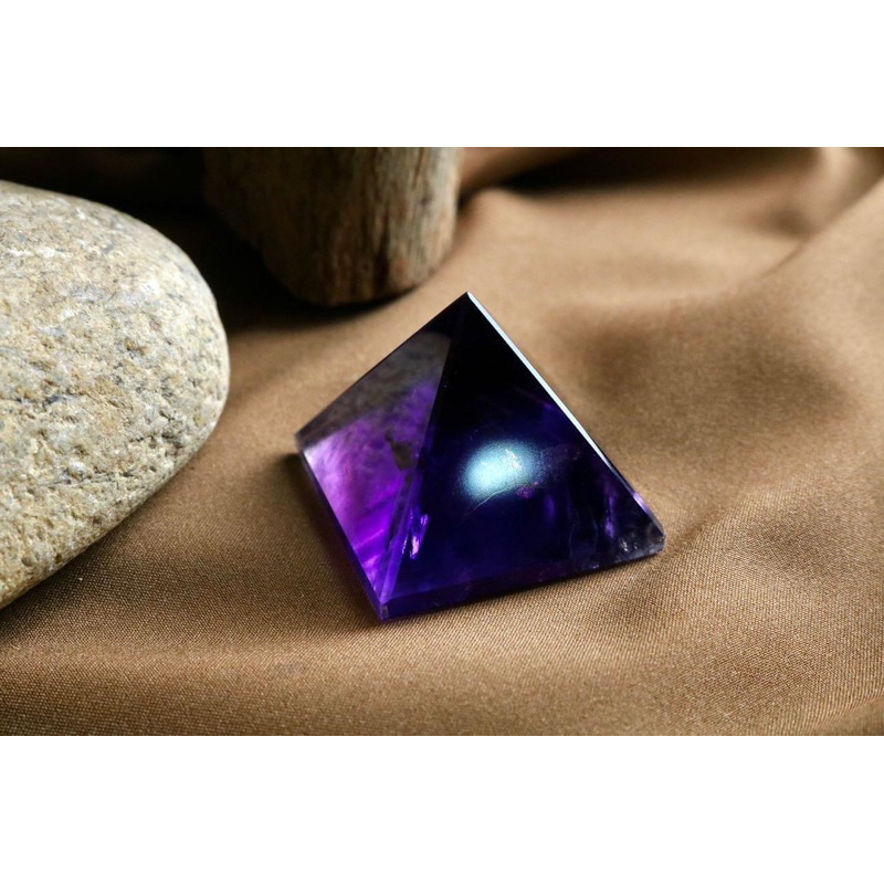 Kim tự tháp đá Amethyst - Bảo vệ tinh thần và tĩnh lặng