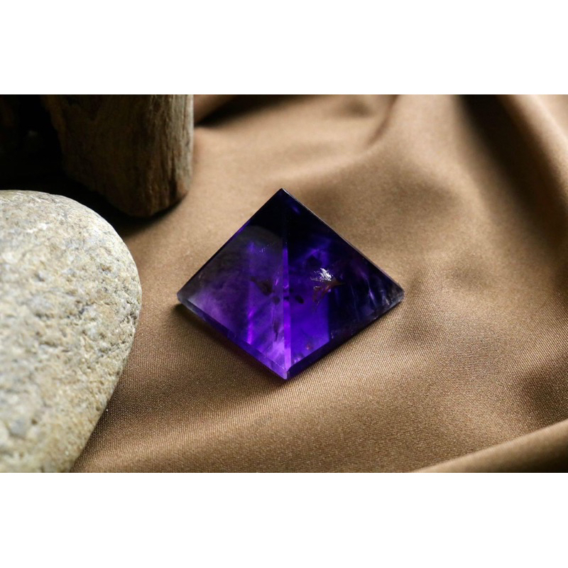 Kim tự tháp đá Amethyst - Bảo vệ tinh thần và tĩnh lặng