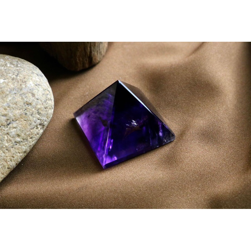 Kim tự tháp đá Amethyst - Bảo vệ tinh thần và tĩnh lặng