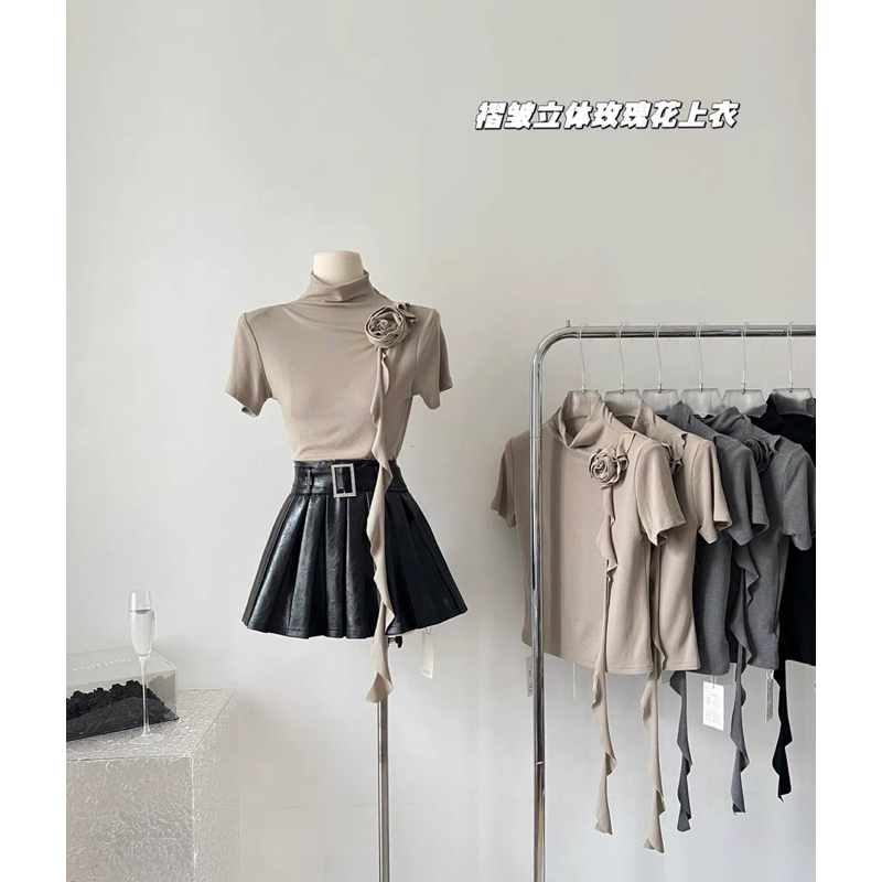 Áo Kiểu Nữ Cổ Cao Tay Ngắn Hoa Trước Ngực Tua Rua Trendy Độc Lạ