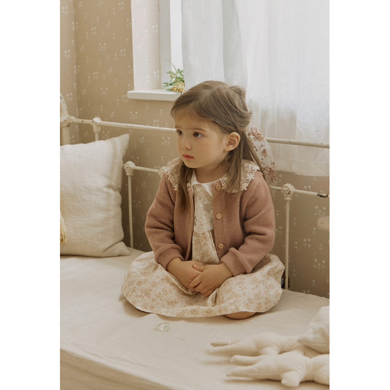 Áo khoác len cho bé gái.Chất len sịn sò lắm luôn ạ