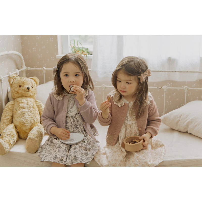 Áo khoác len cho bé gái.Chất len sịn sò lắm luôn ạ