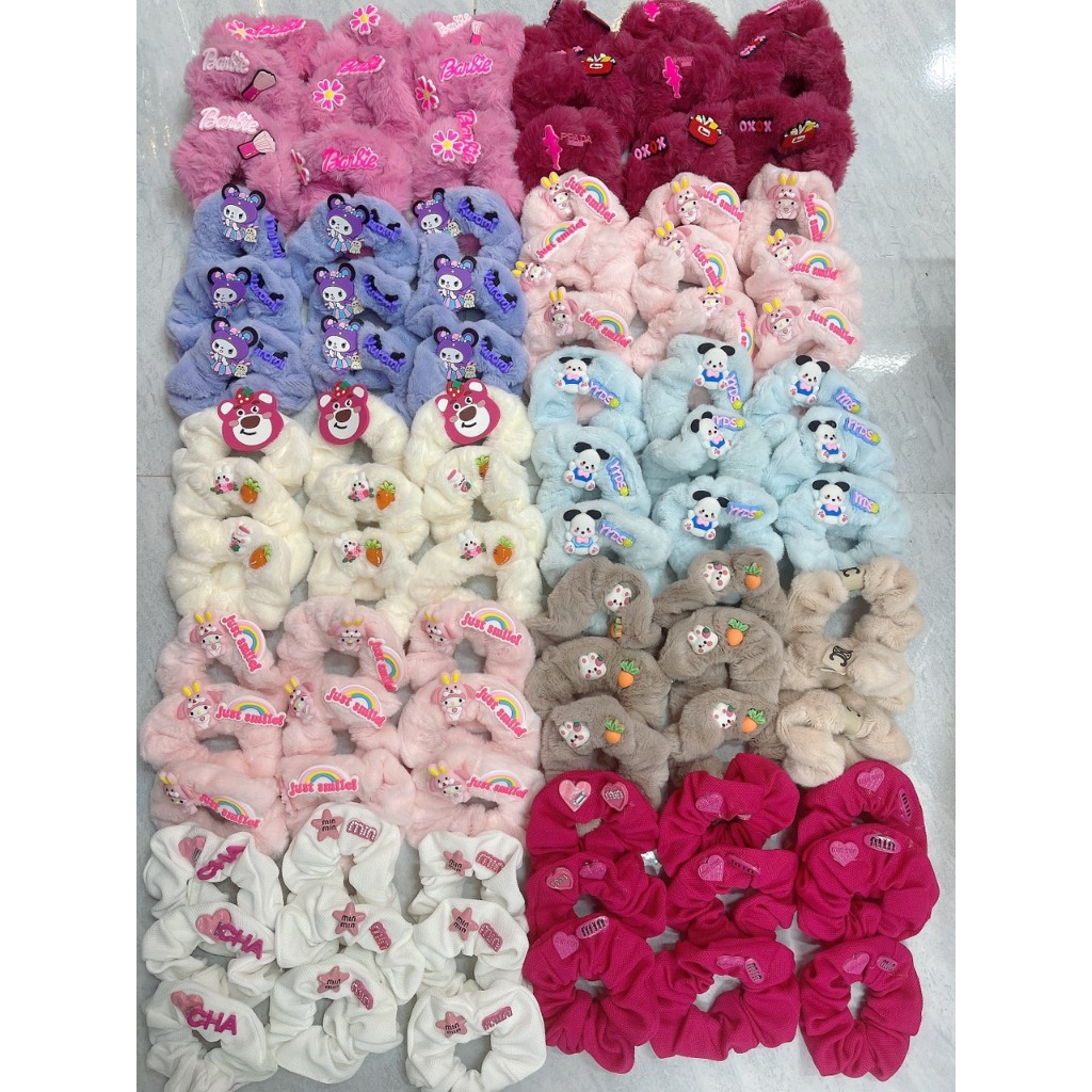 Dây buộc tóc Scrunchies dễ thương có gắn tag gấu dâu siêu Xinh HOTTREND