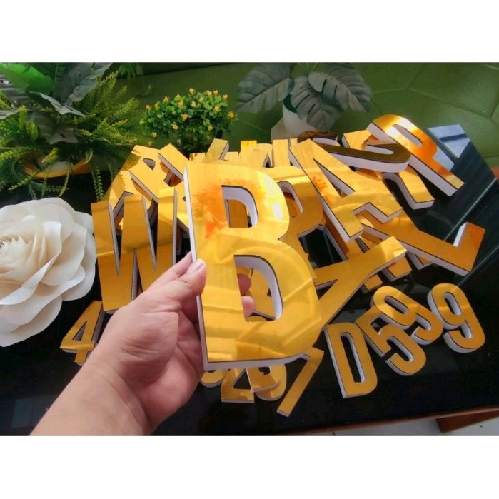 Chữ màu vàng gương dày 13mm cao 20cm dán tường