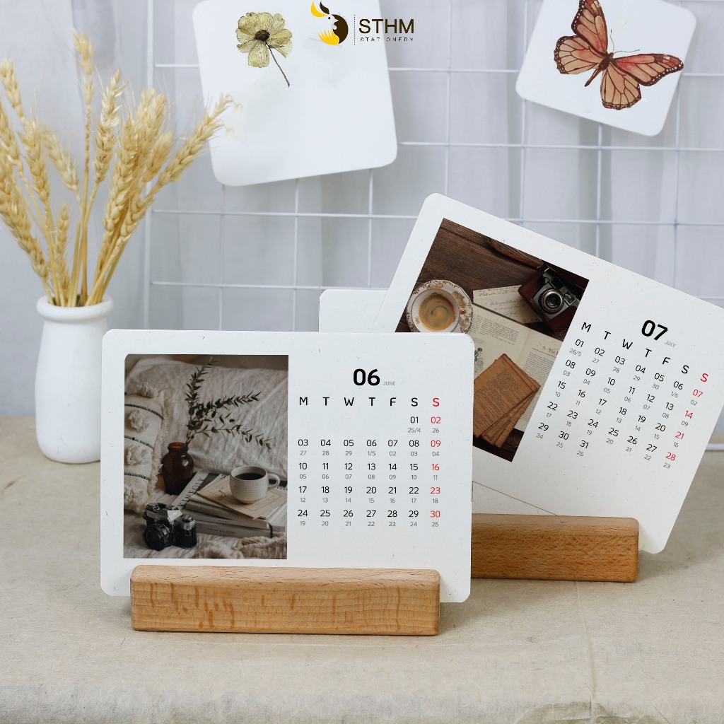 Lịch bàn đế gỗ in theo yêu cầu - Giấy mỹ thuật 220gsm - Đế gỗ dẻ gai nhập khẩu từ Châu Âu