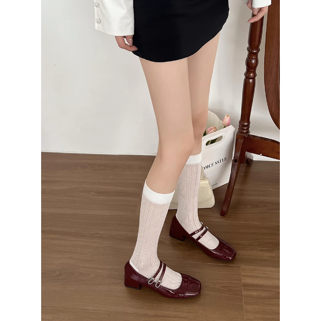 Giày búp bê mũi vuông màu đen gót dày phong cách retro Anh quốc cho nữ 2024