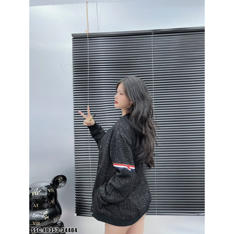 Áo khoác bomber nam nữ Thome vải dạ thêu sọc kẻ xanh trắng đỏ ống tay lót gió 2 lớp đan kim tuyến đen