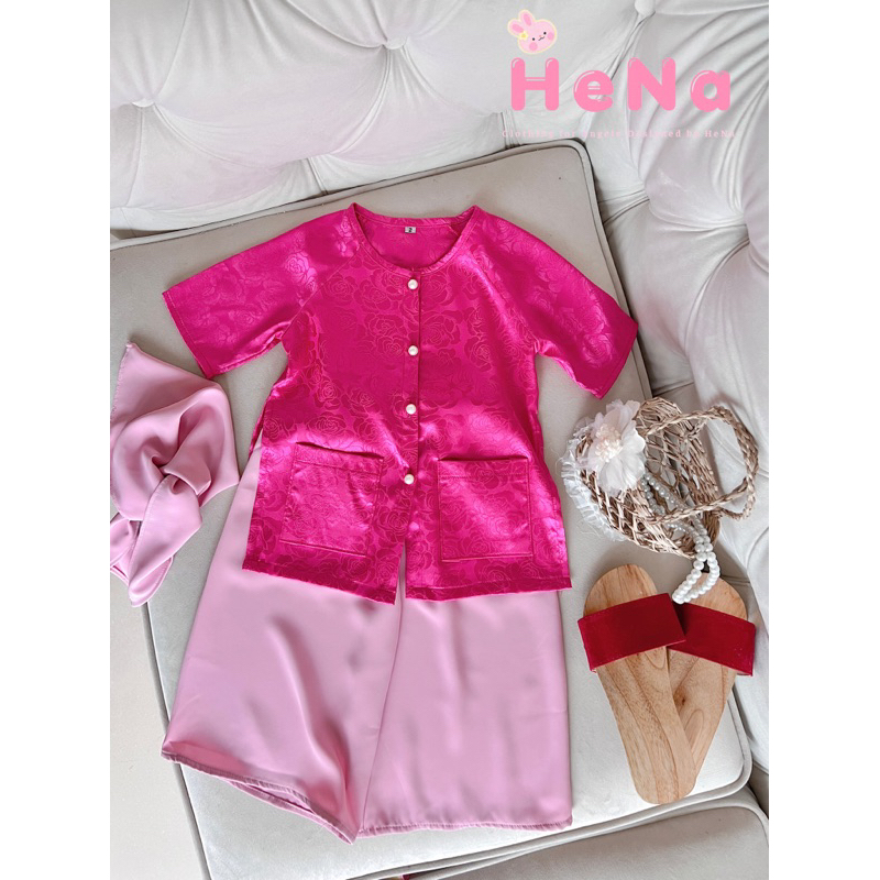 Bộ bà ba cho bé gái chất gấm cao cấp tặng kèm khăn