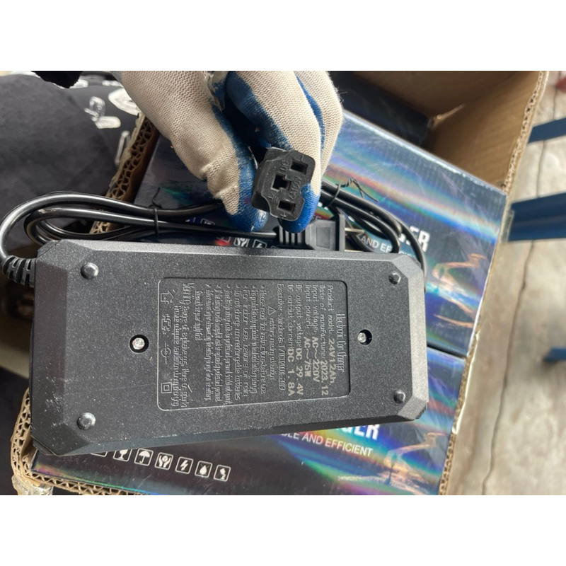 Sạc 24v-12ah có quạt gió dành cho xe 2 bình