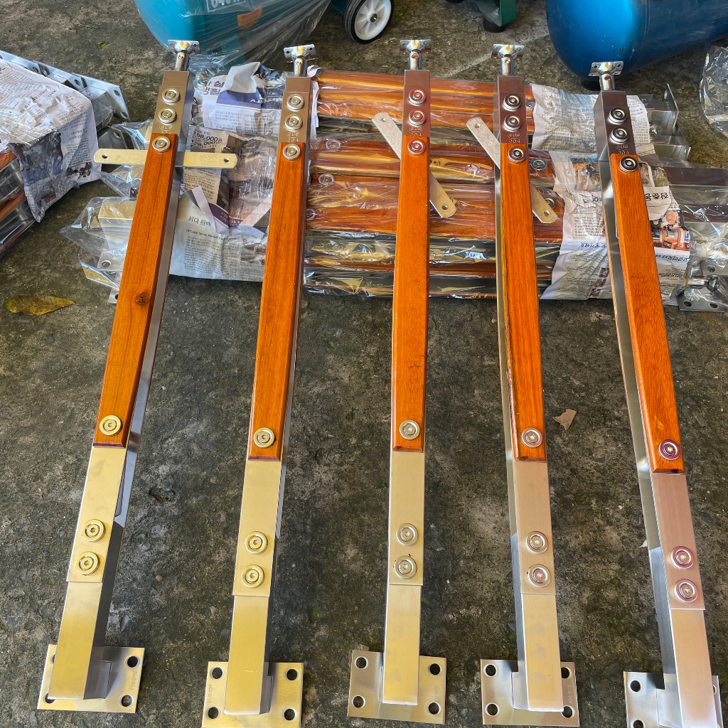 Trụ kính cầu thang , lan can gỗ Inox 304 chân mặt và chân hông.