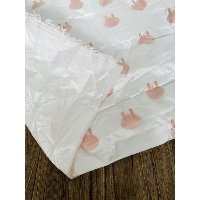 Vải phao lụa trần bông 4 lớp hình thỏ nền trắng