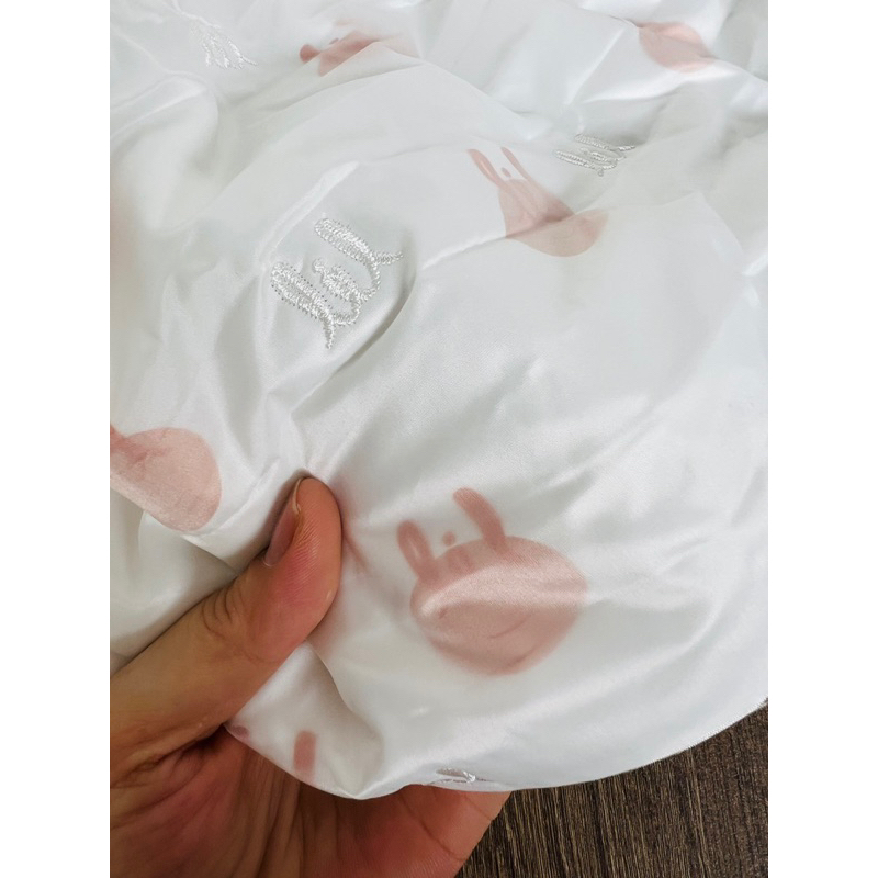 Vải phao lụa trần bông 4 lớp hình thỏ nền trắng