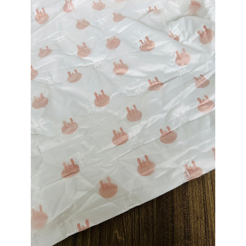 Vải phao lụa trần bông 4 lớp hình thỏ nền trắng