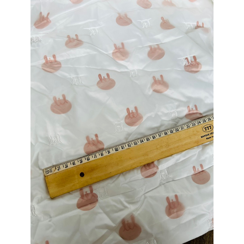 Vải phao lụa trần bông 4 lớp hình thỏ nền trắng