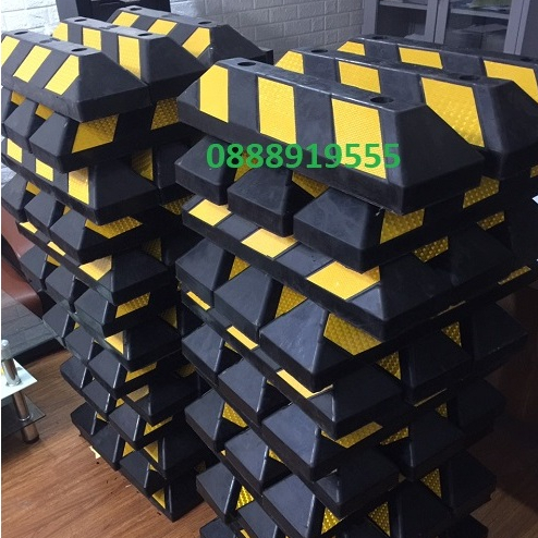 Chặn lùi cao su 3 vạch _ KT : 560x150x100mm