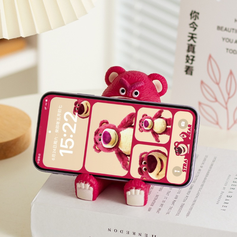Giá đỡ điện thoại hình chú gấu dâu Lotso để bàn xinh xắn trang trí bàn học, bàn làm việc