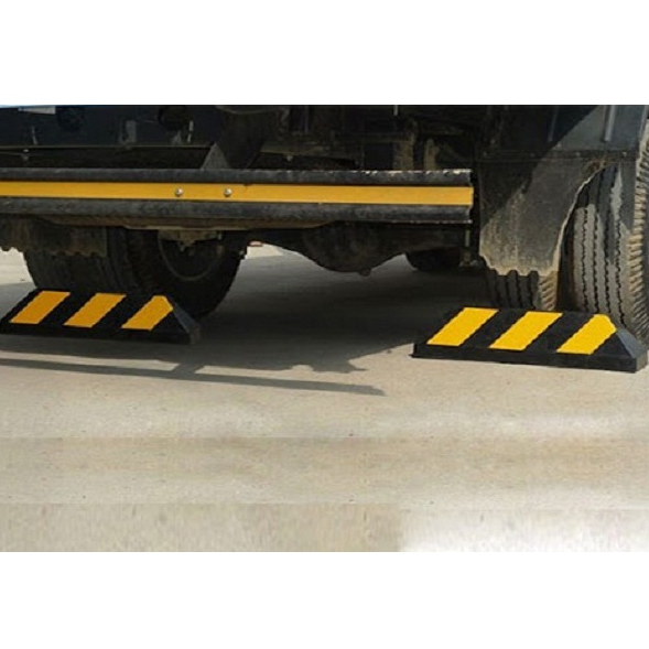 Chặn lùi cao su 3 vạch _ KT : 560x150x100mm