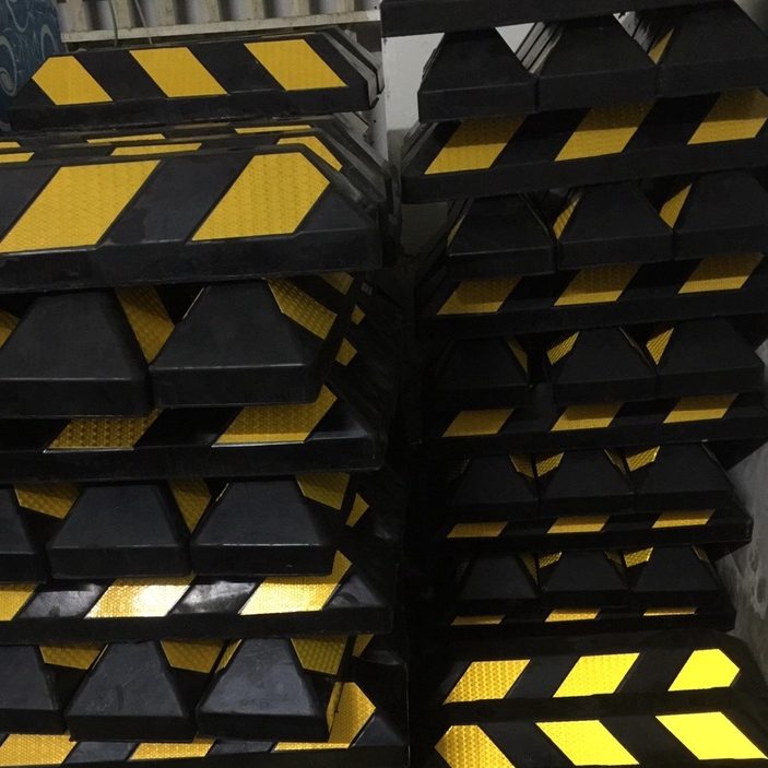 Chặn lùi cao su 3 vạch _ KT : 560x150x100mm