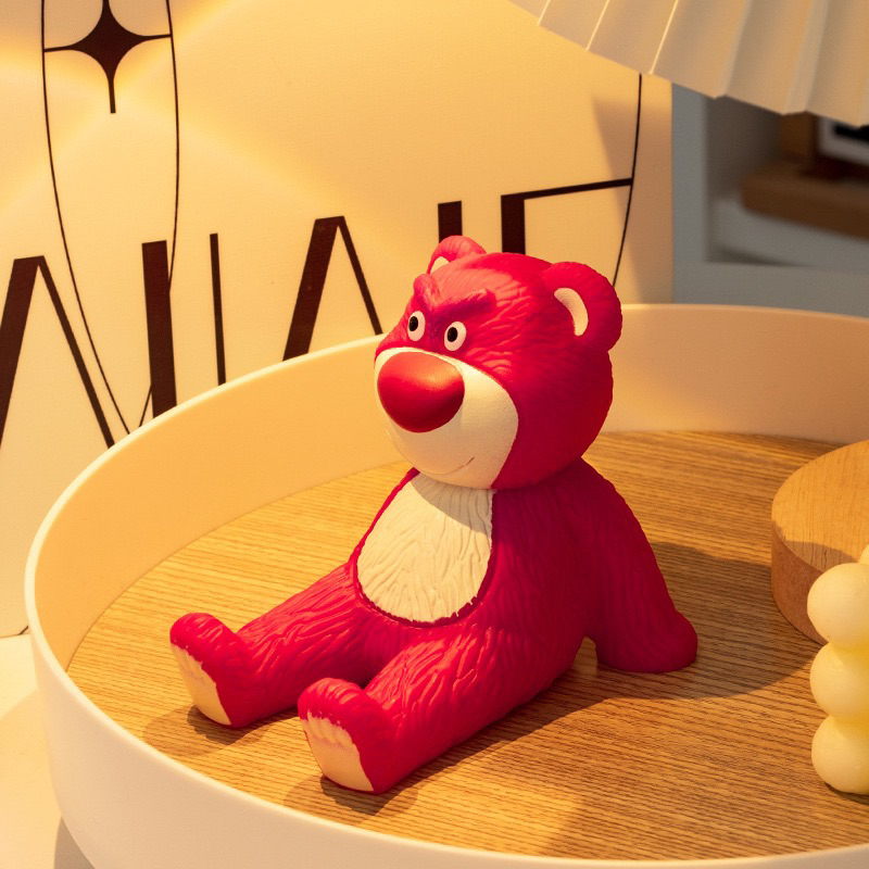 Giá đỡ điện thoại hình chú gấu dâu Lotso để bàn xinh xắn trang trí bàn học, bàn làm việc