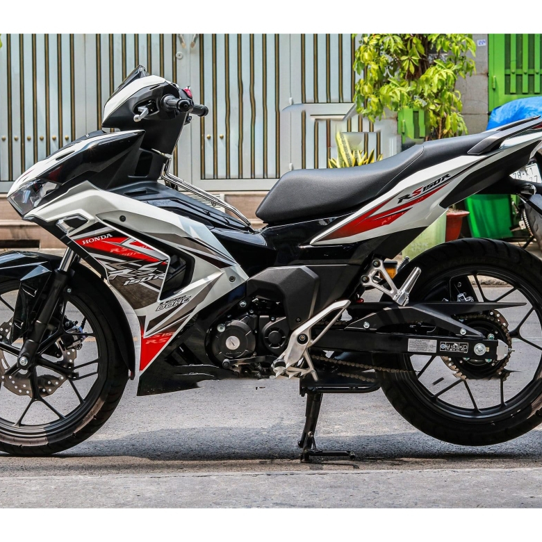 Tem xe winner x v3 mẫu tem rs đỏ dán xe dàn áo màu trắng