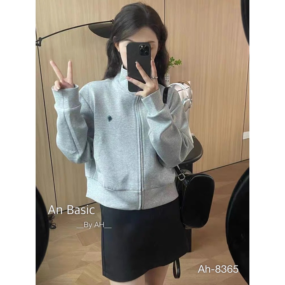 Áo khoác nỉ kéo khóa cổ cao thêu logo - Retrostyle.vn - Aonitheungua8365_P4K2