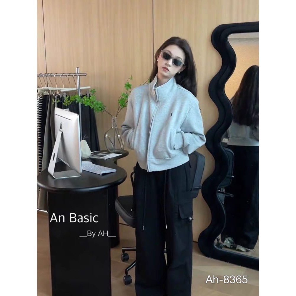 Áo khoác nỉ kéo khóa cổ cao thêu logo - Retrostyle.vn - Aonitheungua8365_P4K2