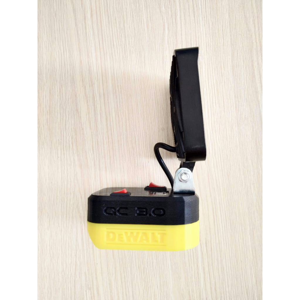 Đèn siêu sáng Dewalt có USB QC3.0 sạc nhanh