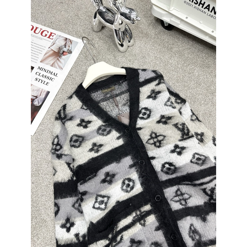 Cardigan + áo len cổ tròn pha lem eo vì QC