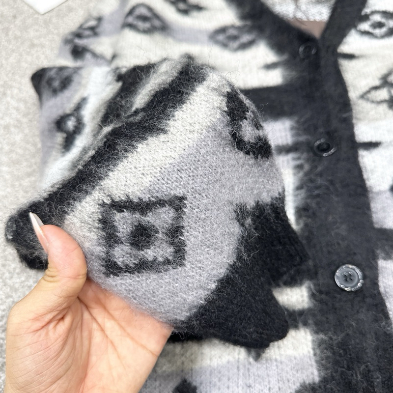 Cardigan + áo len cổ tròn pha lem eo vì QC