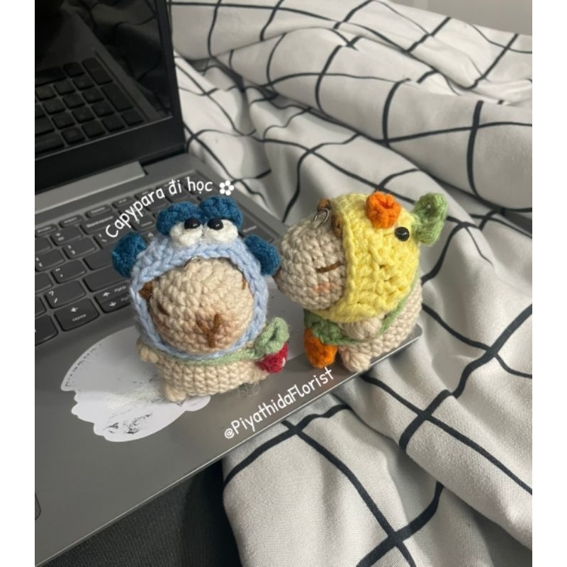 Móc khóa capypara đội mũ đi học kèm túi trái cây