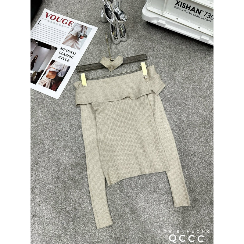Áo len trễ vai kèm choker QC