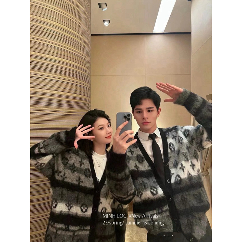 Cardigan + áo len cổ tròn pha lem eo vì QC