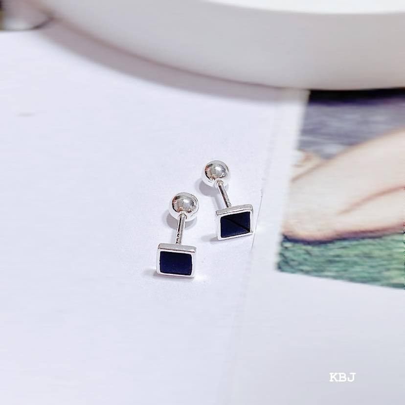 Bông tai bạc sát tai chôt vặn.