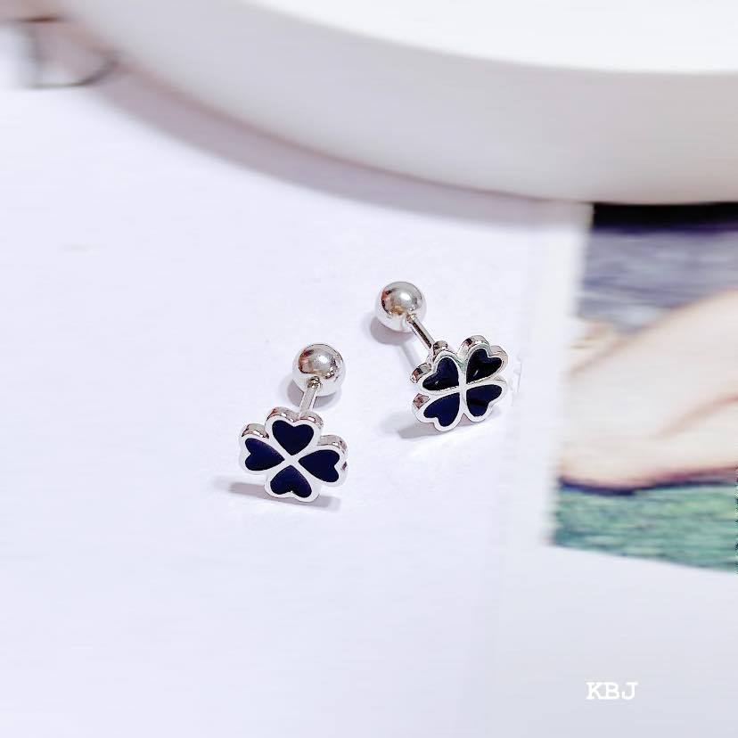 Bông tai bạc sát tai chôt vặn.