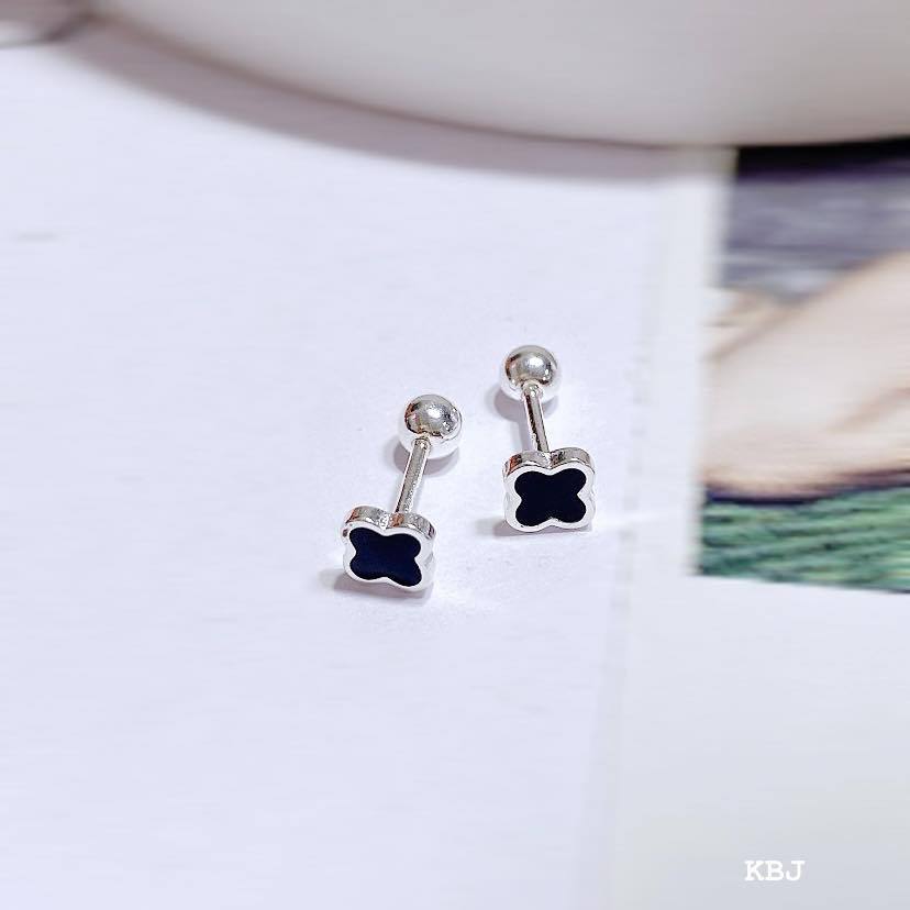 Bông tai bạc sát tai chôt vặn.