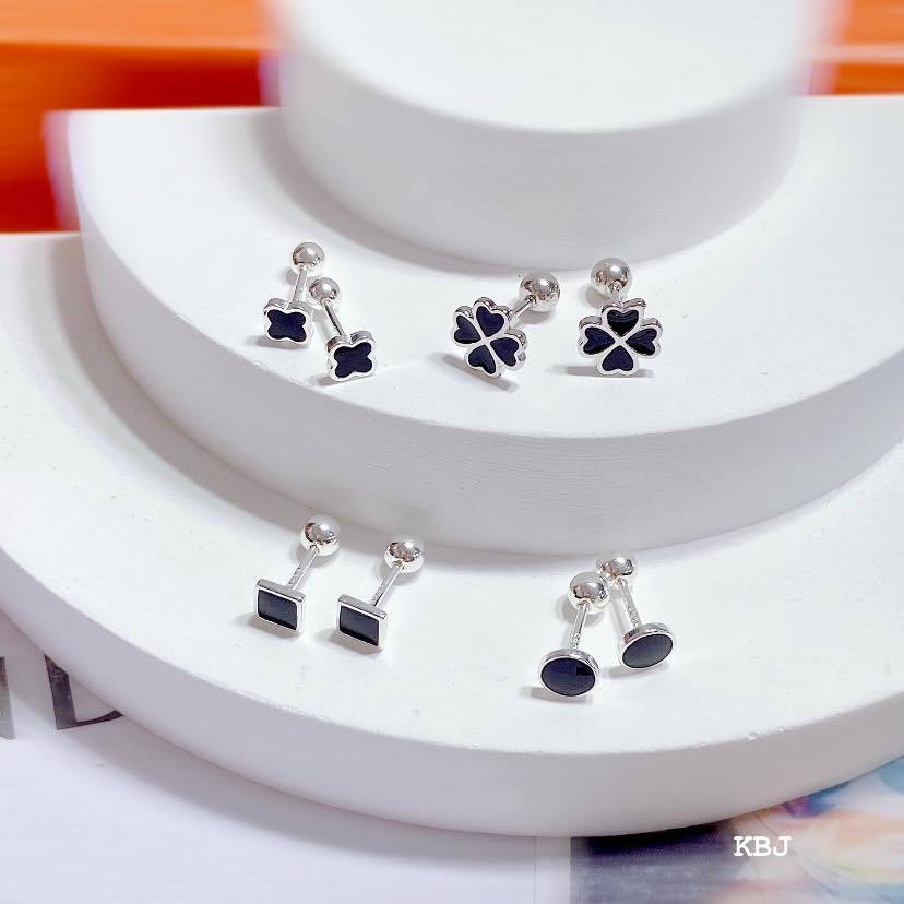 Bông tai bạc sát tai chôt vặn.