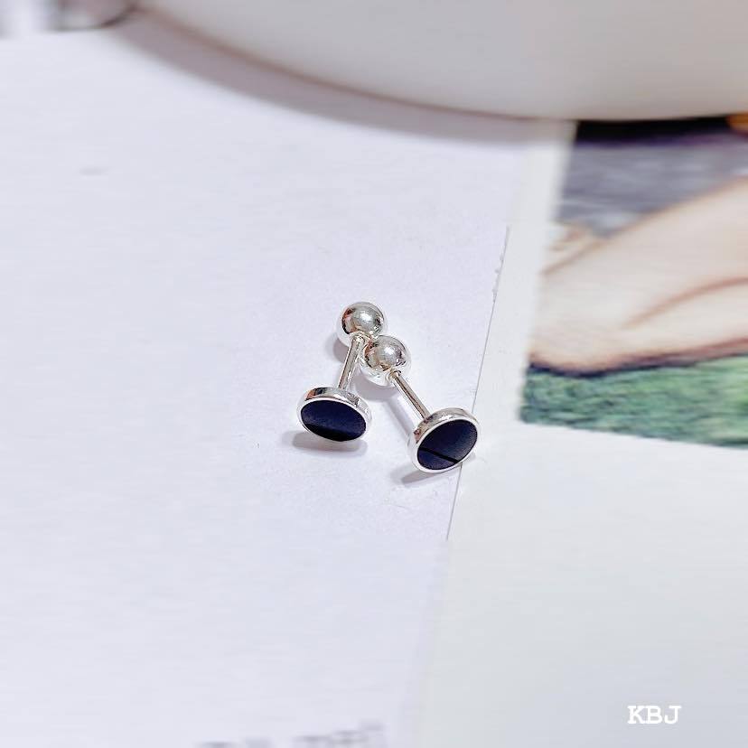 Bông tai bạc sát tai chôt vặn.