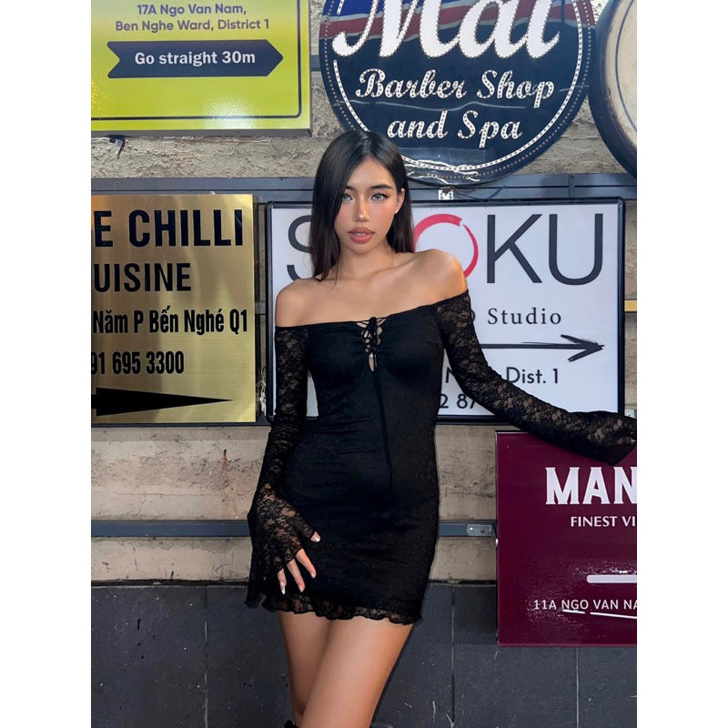 Đầm ren dài tay loe